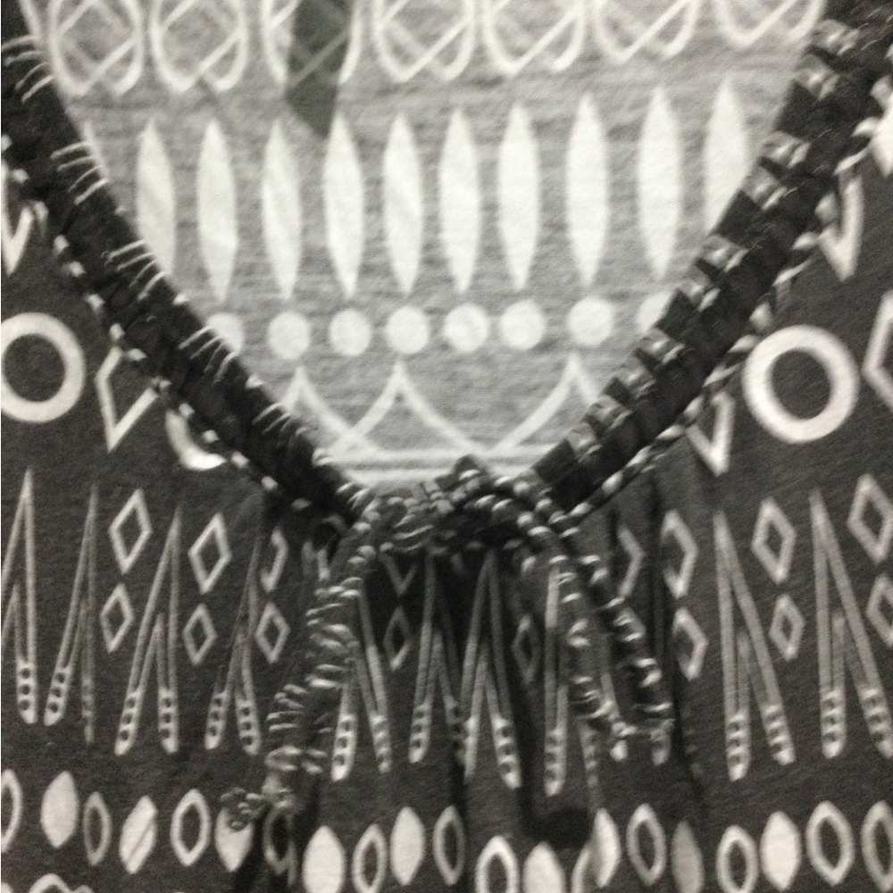 Geometric Sleeveless Top with Ruffled Hem - Picture 4 of 8